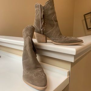 Matisse Suede Booties - size 9